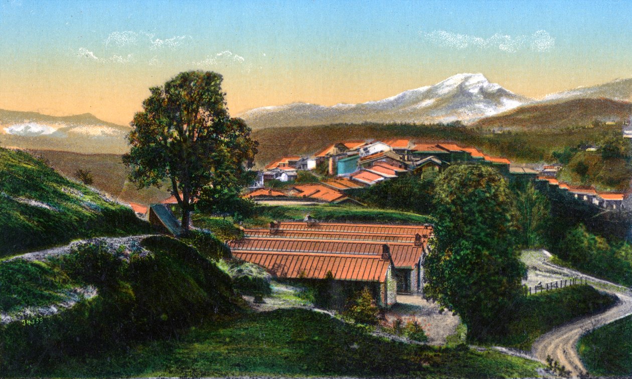 Brakkene med fjerne snødekte fjell, Chakrata, India, tidlig på 1900-tallet av Unbekannt