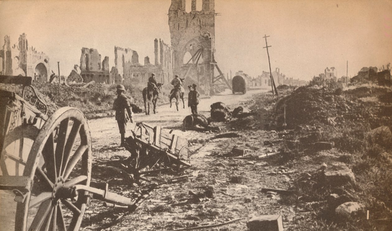 De forslåtte restene av Ypres etter at det siste skallet hadde gjort sitt verste, viser ruinene av familien av Unbekannt