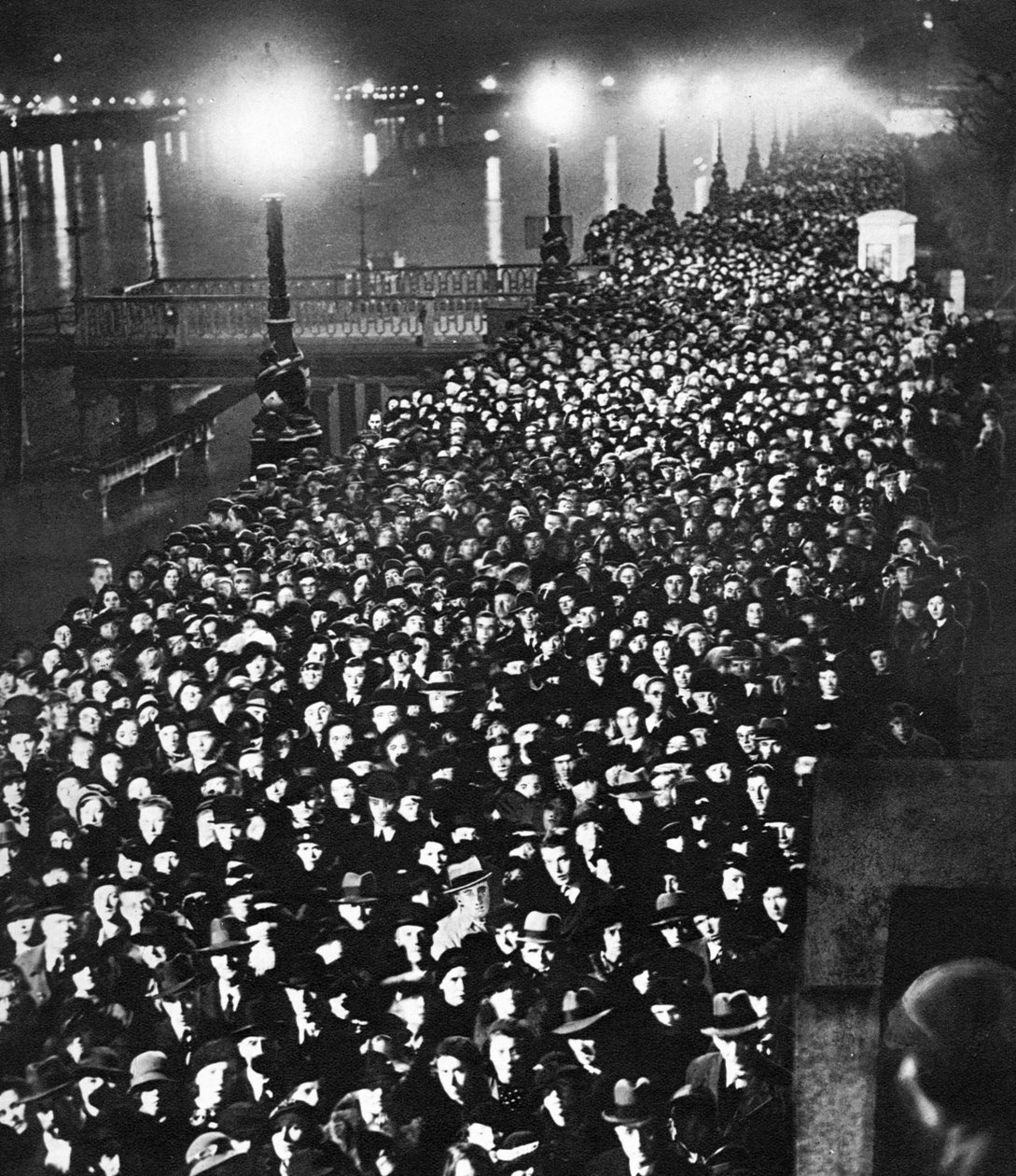 Folkemengden som venter på å gå forbi King George Vs-katafalken i Westminster Hall, London, januar 1936 av Unbekannt
