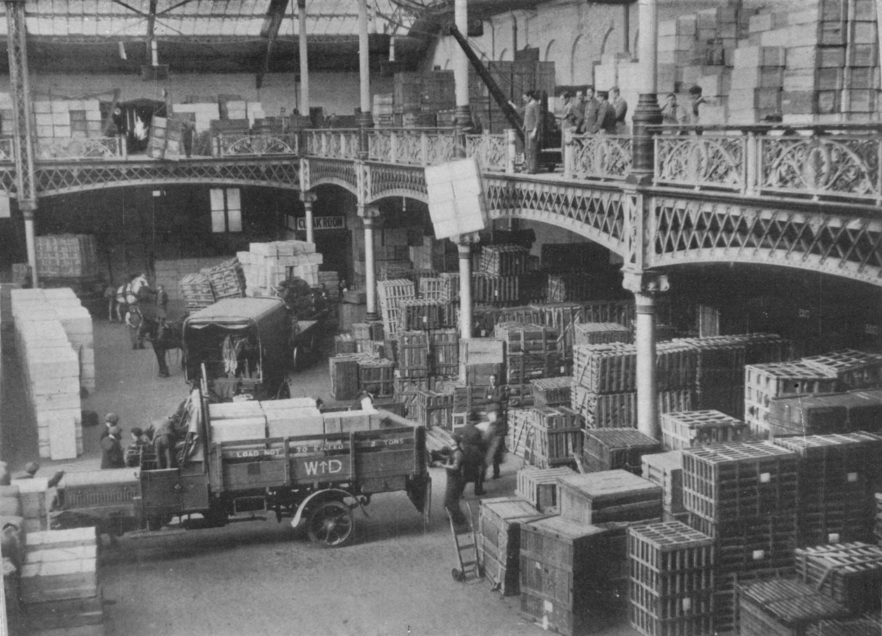 Utsendingsrommet til en av de store regjeringsbutikkene, 1915 av Unbekannt