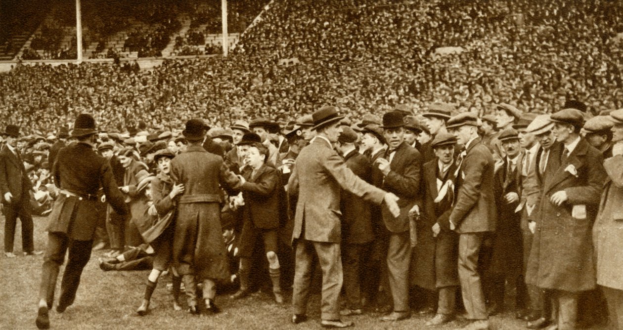 Den første FA-cupfinalen avholdes på det nye Wembley Stadium i London, 28. april 1923, 1935. av Unbekannt