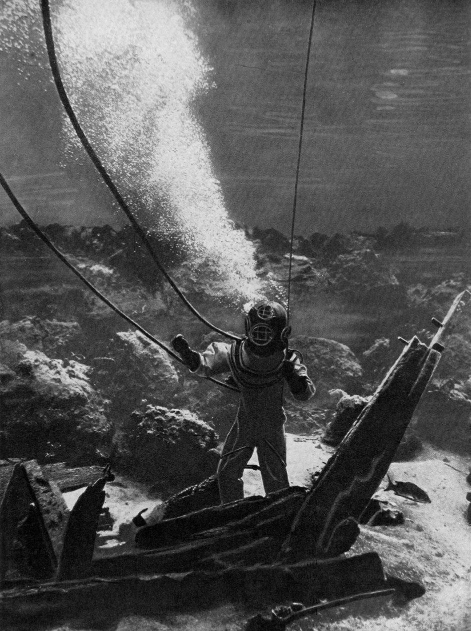 Det første fotografiet av en dykker under vann, sent på 1800-tallet, c1920 av Unbekannt