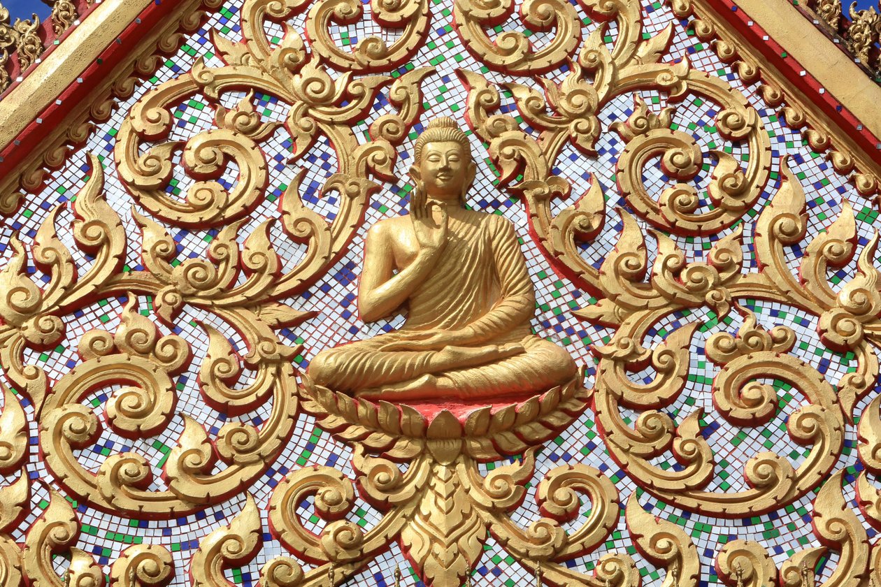 Buddhas første preken holdt etter å ha nådd opplysningstiden. Wat Si Sou Mang Karam-tempelet. Vieng Vang. Laos, 20151102, Vieng Vang, Laos av Unbekannt