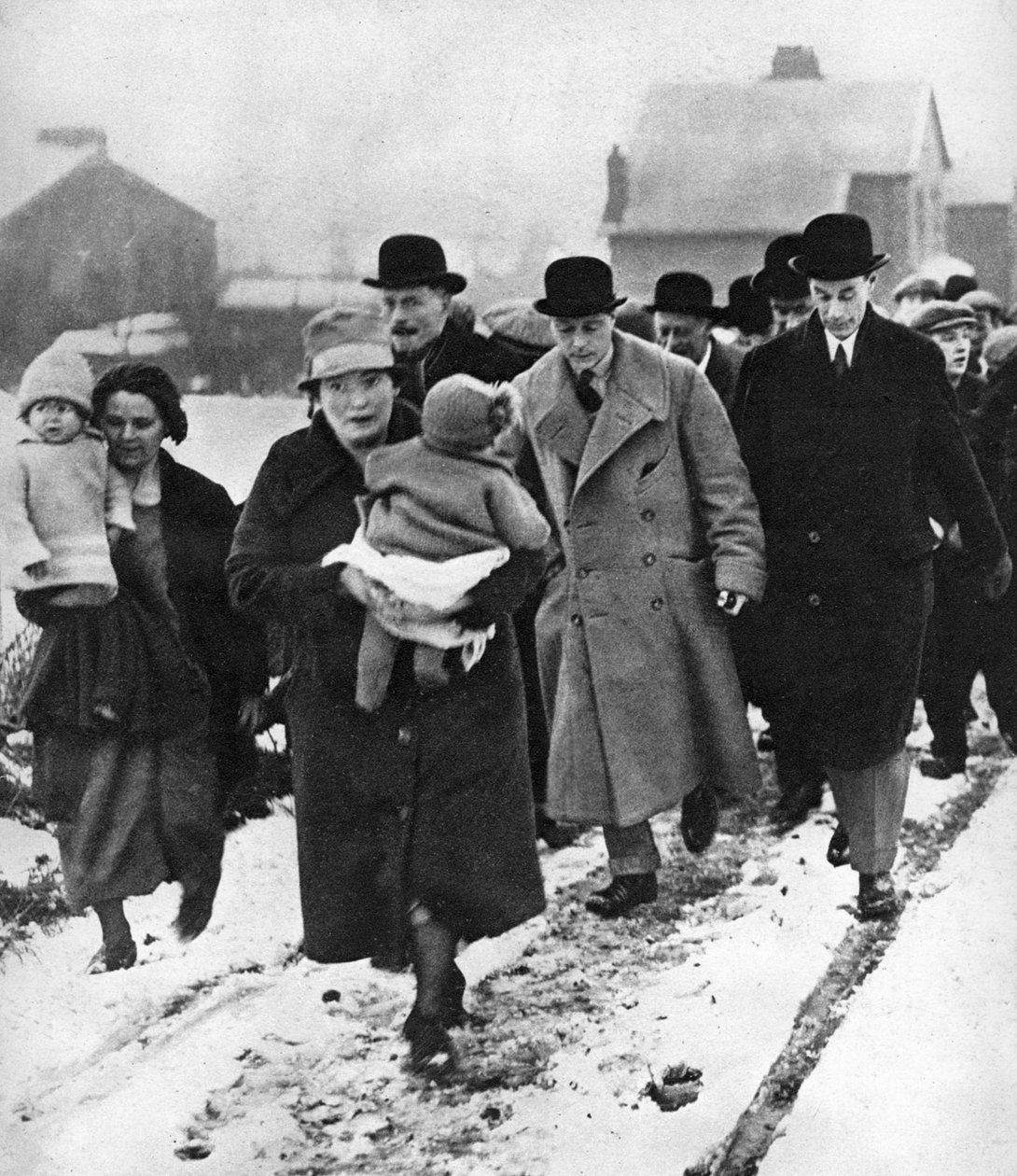 Den fremtidige Edward VIII går i snøen i Winlaton, County Durham, 1929 av Unbekannt