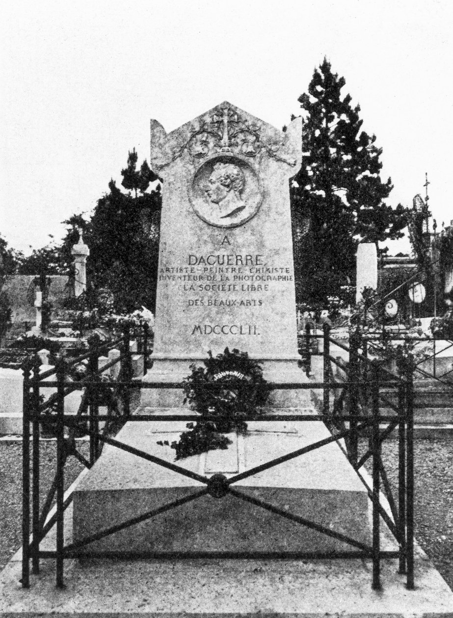 Gravsteinen til Louis Daguerre, fransk fotografi-pioner Gravstein i Bry-sur-Marne til Louis Jacques Mande Daguerre (1787-1851) av Unbekannt