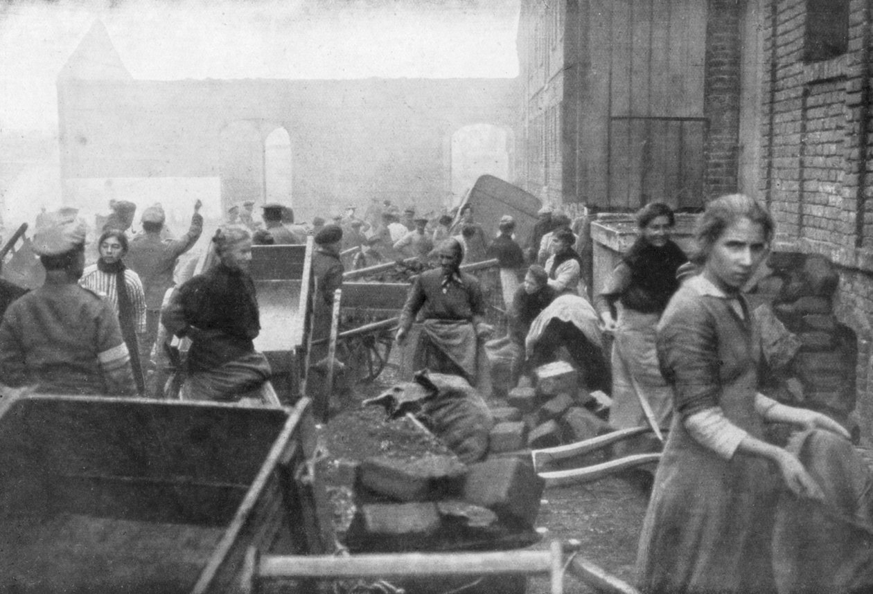 Innbyggerne i Caudry kommer for å søke mat fra den britiske hæren, Frankrike, 1918 av Unbekannt