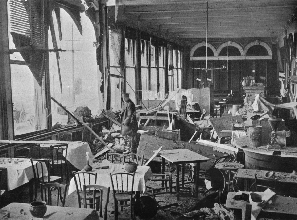 Interiøret til Grand Hotel, som viser skaden som ble gjort av bombardementet, 1914 av Unbekannt