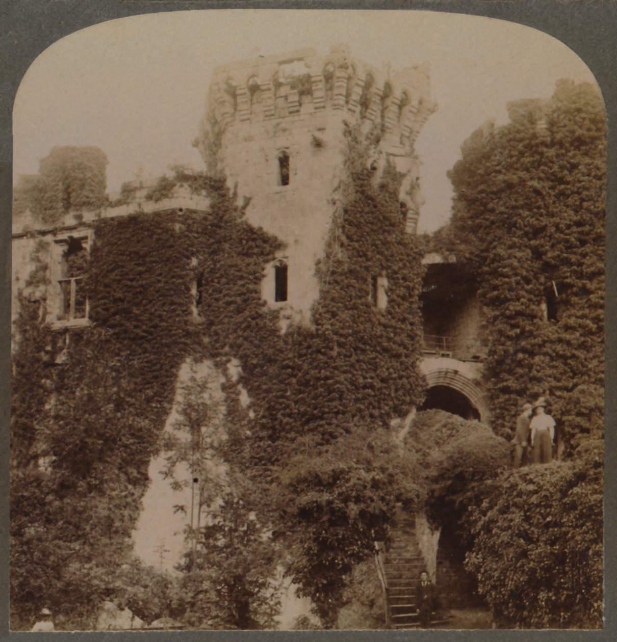 De eføykledde tårnene på Raglan Castle, den siste høyborgen til Charles I, Monmouthshire, England, c1 av Unbekannt