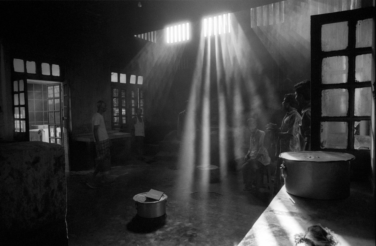 Kjøkkenet til Mental Hospital, Pabna, i Bangladesh. 1994. Mental Hospital, Pabna er det første sykehuset i sitt slag i Bangladesh med en befolkning på rundt 130 millioner. Det ble etablert i 1957 av den daværende sivilkirurgen i Pabna-distriktet i en lokal av Unbekannt