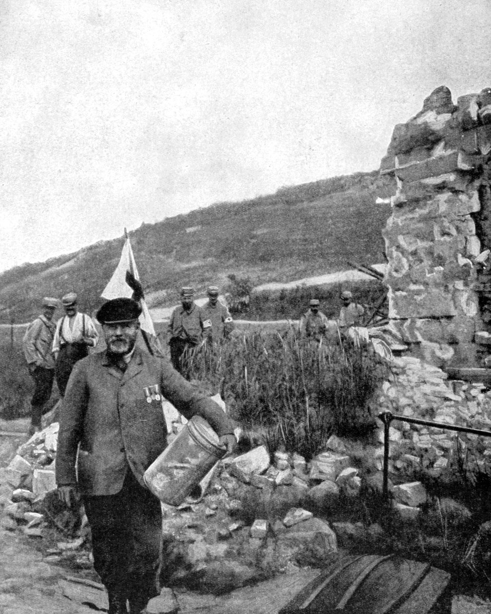 Ordføreren i Ablain-Saint-Nazaire i ruinene av kommunen, 1915 av Unbekannt
