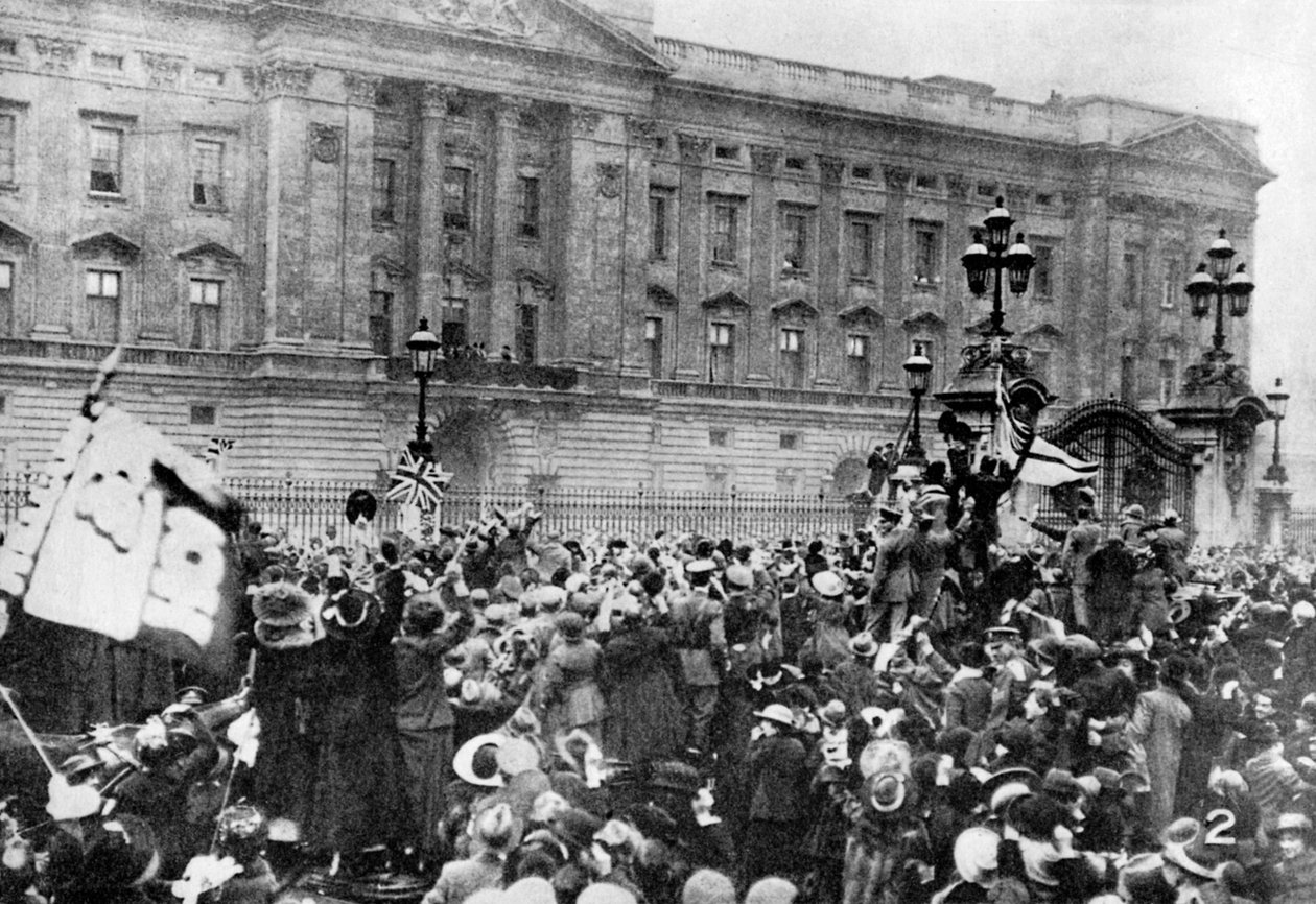 Den offisielle meldingen om våpenhvilen blir lest, Buckingham Palace, 1918 1936 av Unbekannt