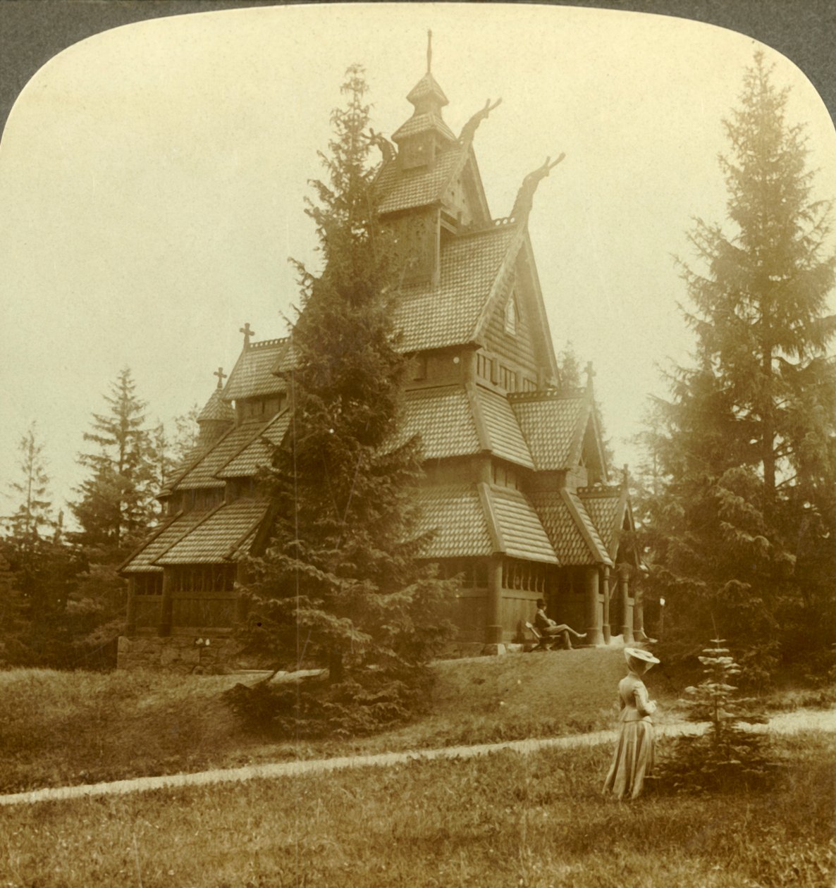 Den gamle kirken i Gol, et sjarmerende 1100-tall. Bygning ved Osoarshal, Norge, c1905. av Unbekannt