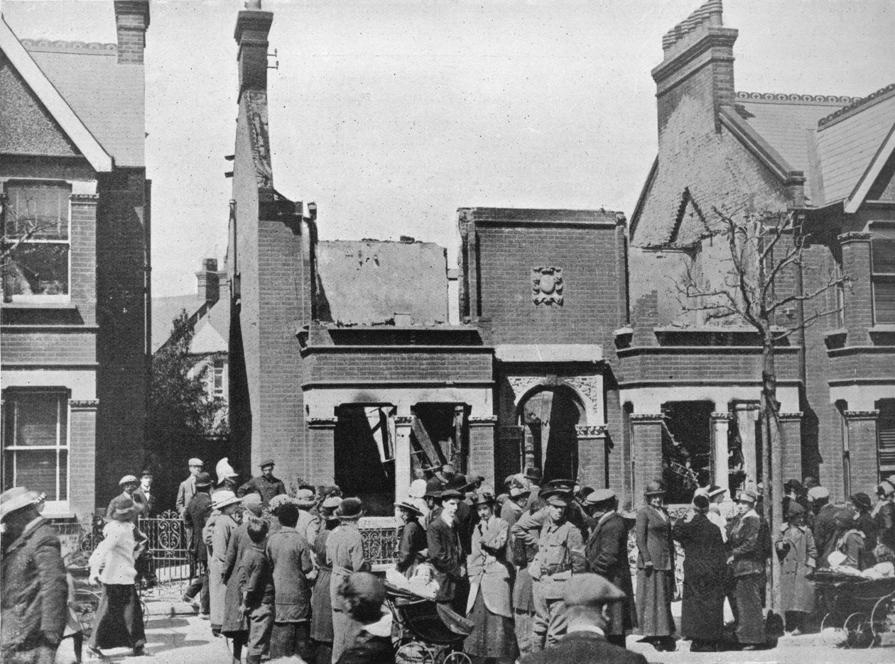 Resultatet av et luftangrep: Et ødelagt hus i Southend, 1915 av Unbekannt