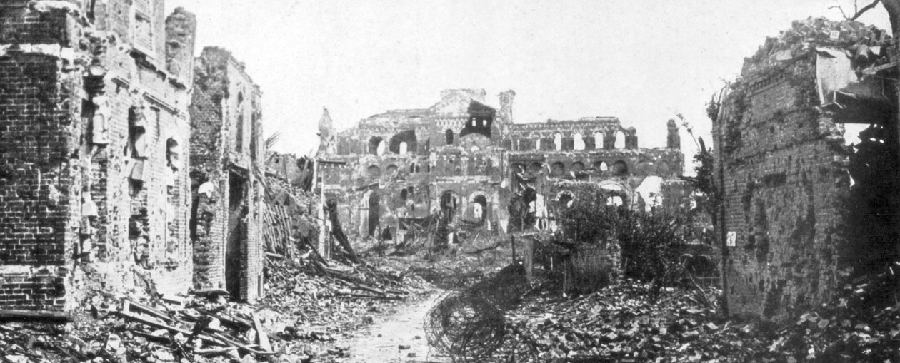 Ruinbyen og kirkeklokketårnet i Albert, Somme, Frankrike, 22. august 1918 av Unbekannt