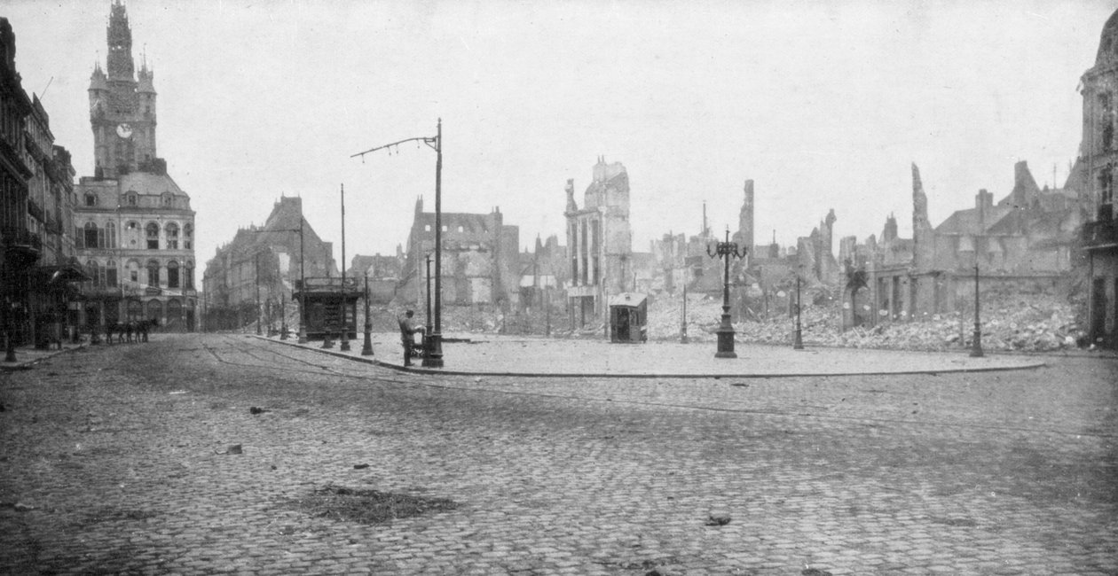 Ruinene og klokketårnet i Douai, Frankrike, 1918 av Unbekannt