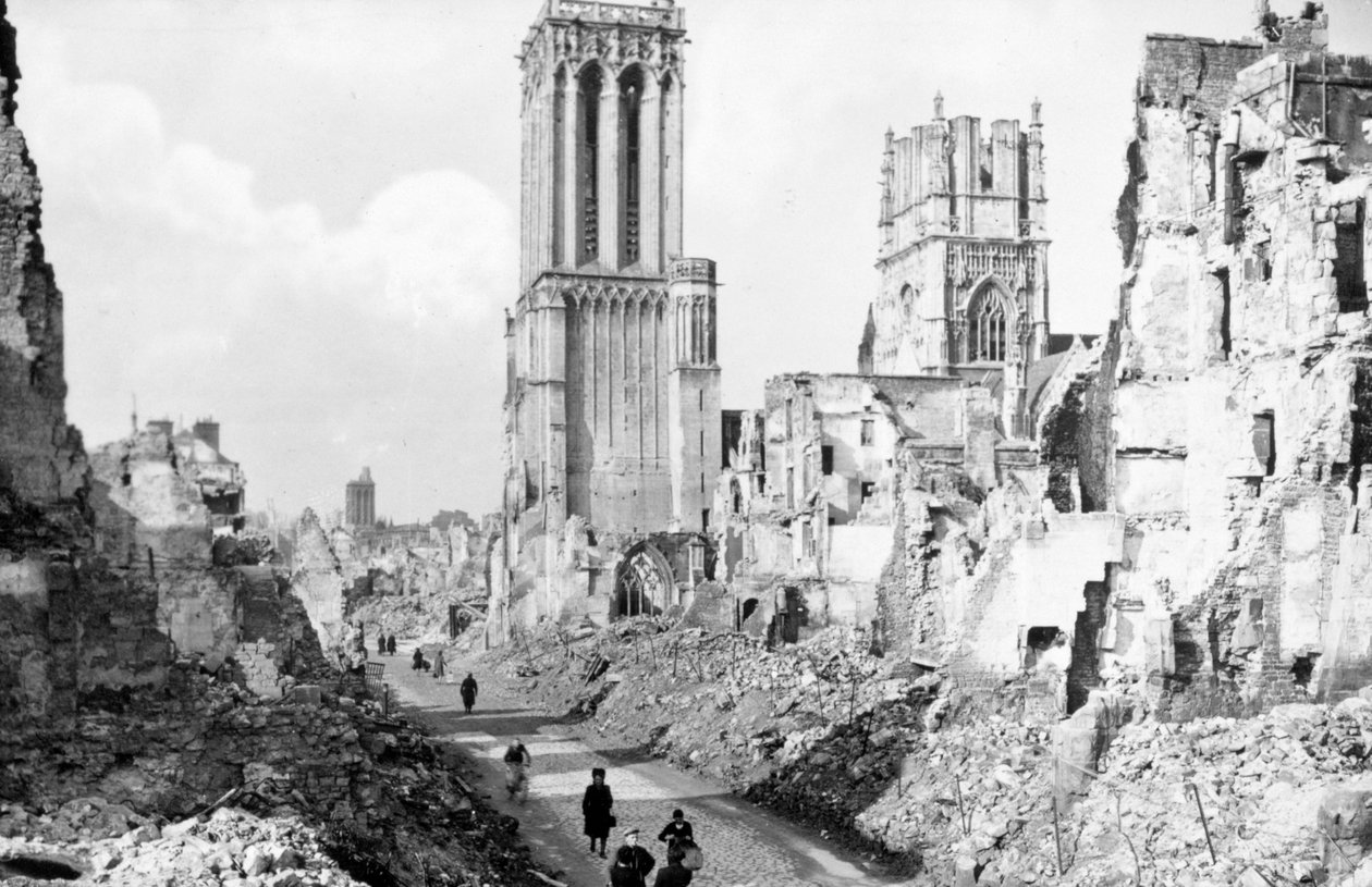 Ruinene og katedralen i Caen, Normandie, Frankrike, c1944 av Unbekannt