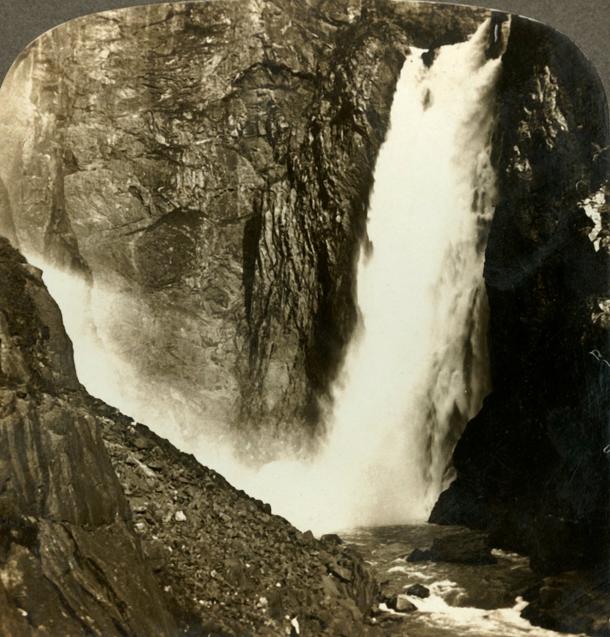 Det sydende vannet i det mektige Voringfos, en av de største fossefallene i Norge, ca 1905. av Unbekannt