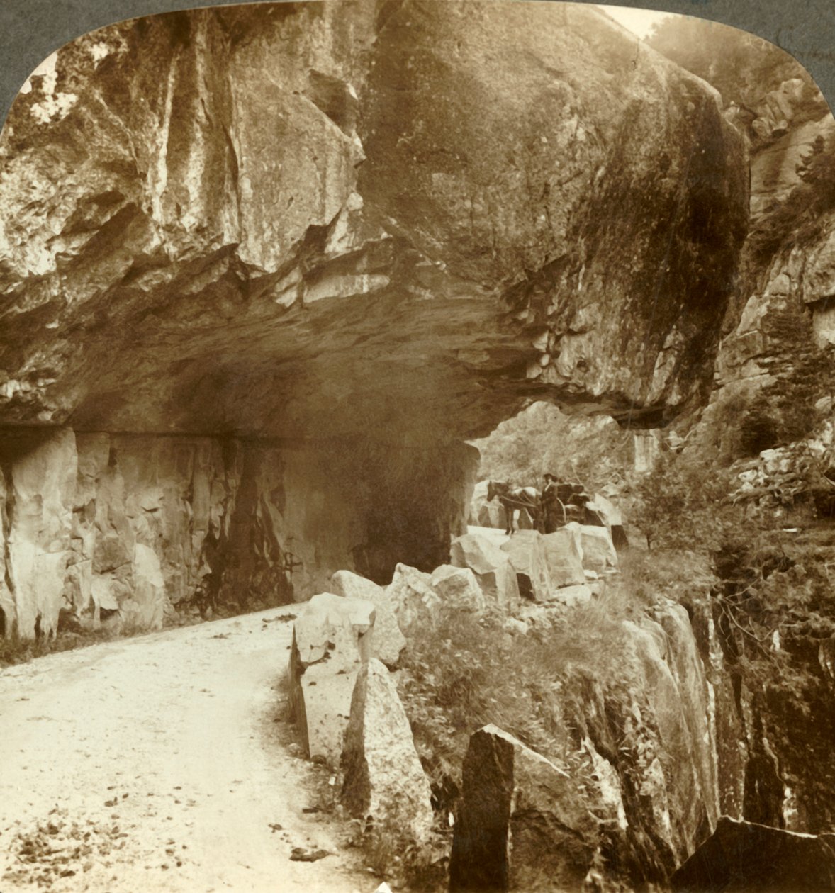 Den fantastiske Bratlandsdalsveien, sprengt gjennom fjellvegger av fast fjell, Norge, c1905. av Unbekannt
