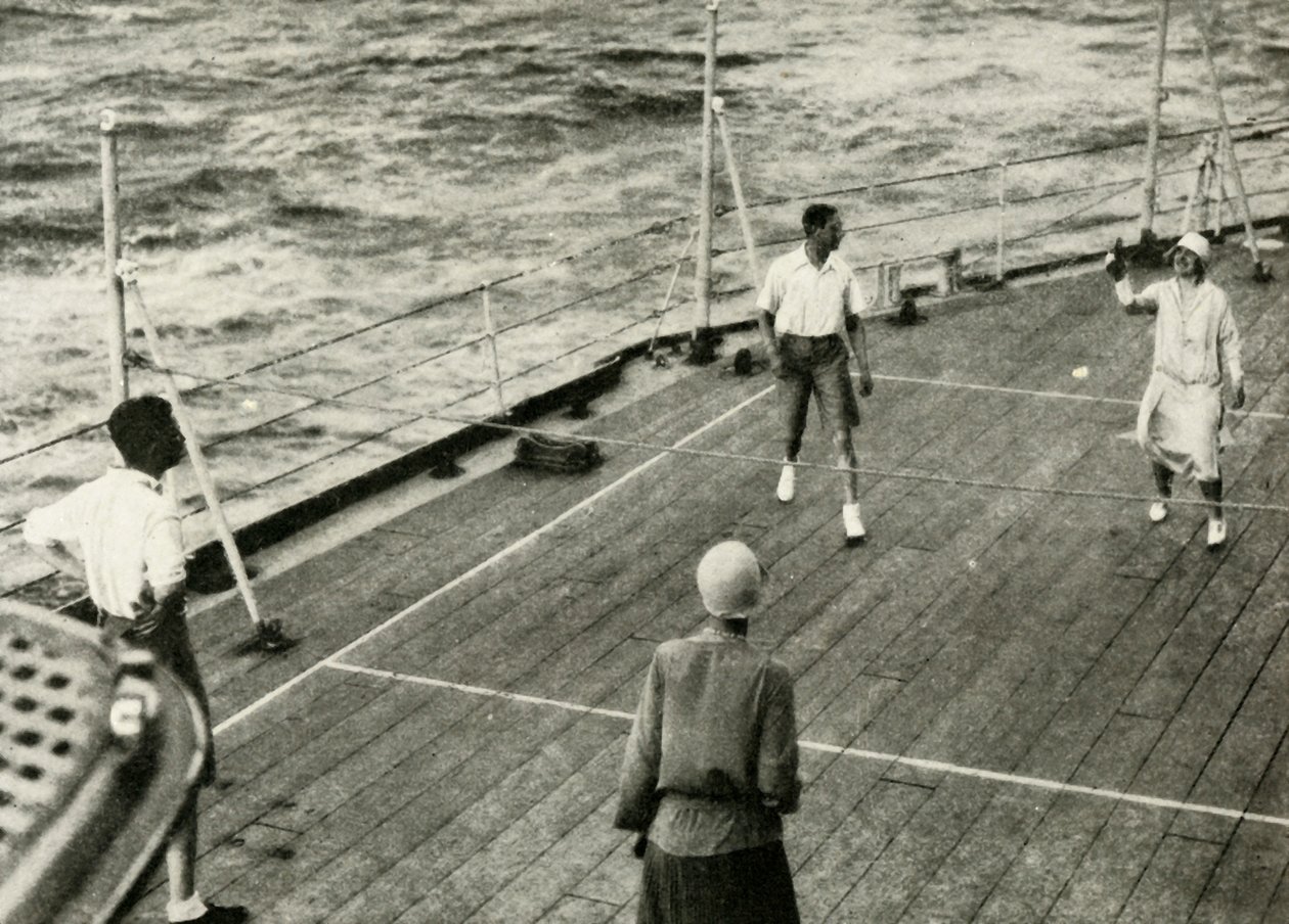 Deres Majesteter, i et spill med kortstokker på dekk til H.M.S. Renown, 1927, 1937. av Unbekannt