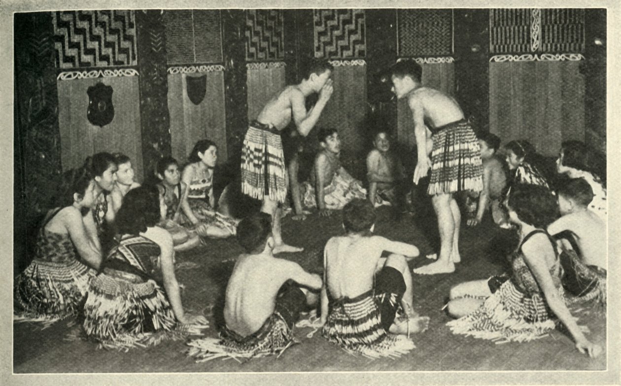 Disse maoribarna ved Native School, Whakarewarewa, spiller et håndspill, c1948. av Unbekannt