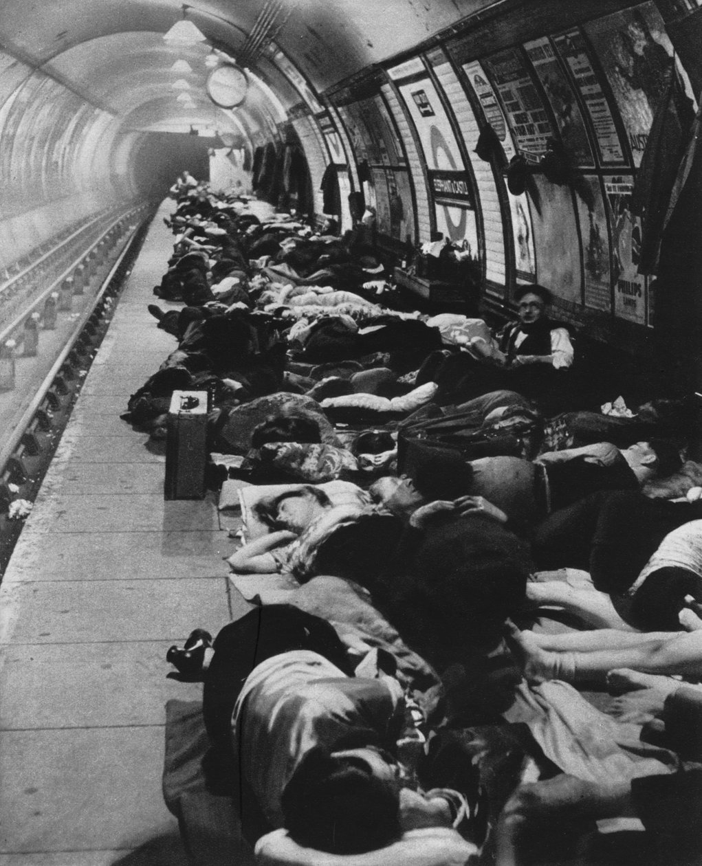 De som dro til krisesentre begynte en ny type natteliv, 11. november, 1940, 1942 av Unbekannt