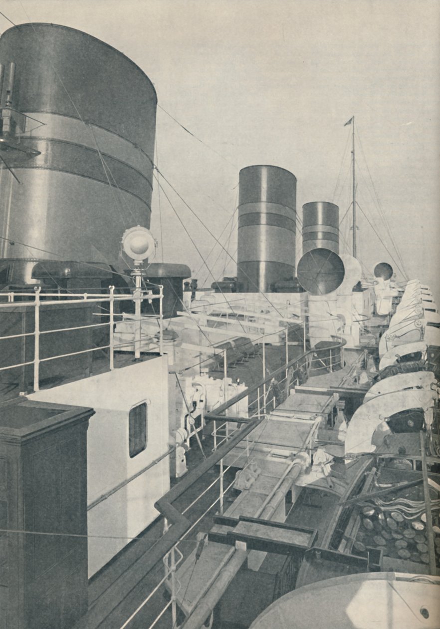 Three Funnels of the Monarch of Bermuda, Furness Withy luksusforet, 1937 av Unbekannt