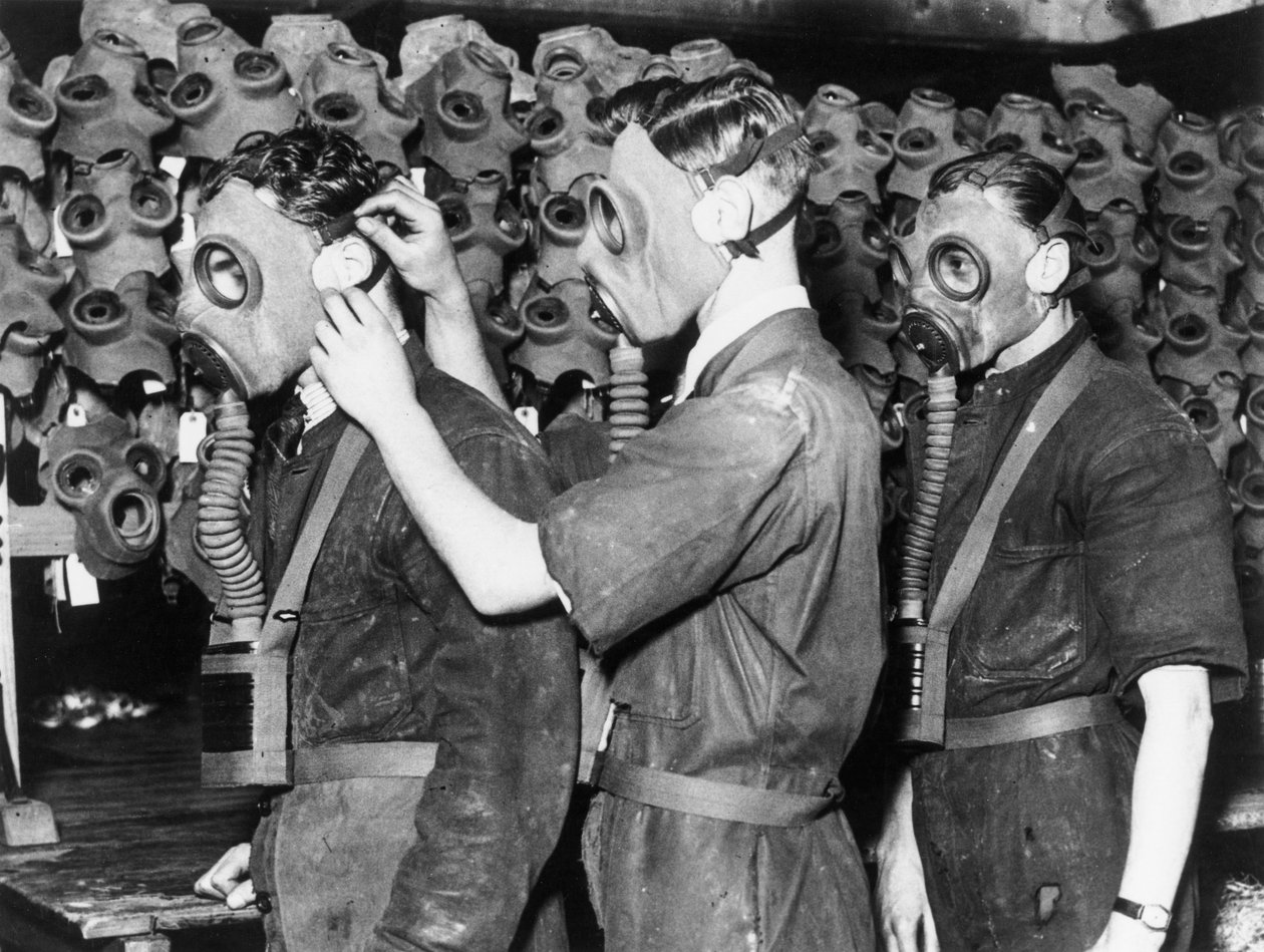Tre menn med gassmasker, ca 1930-tallet av Unbekannt