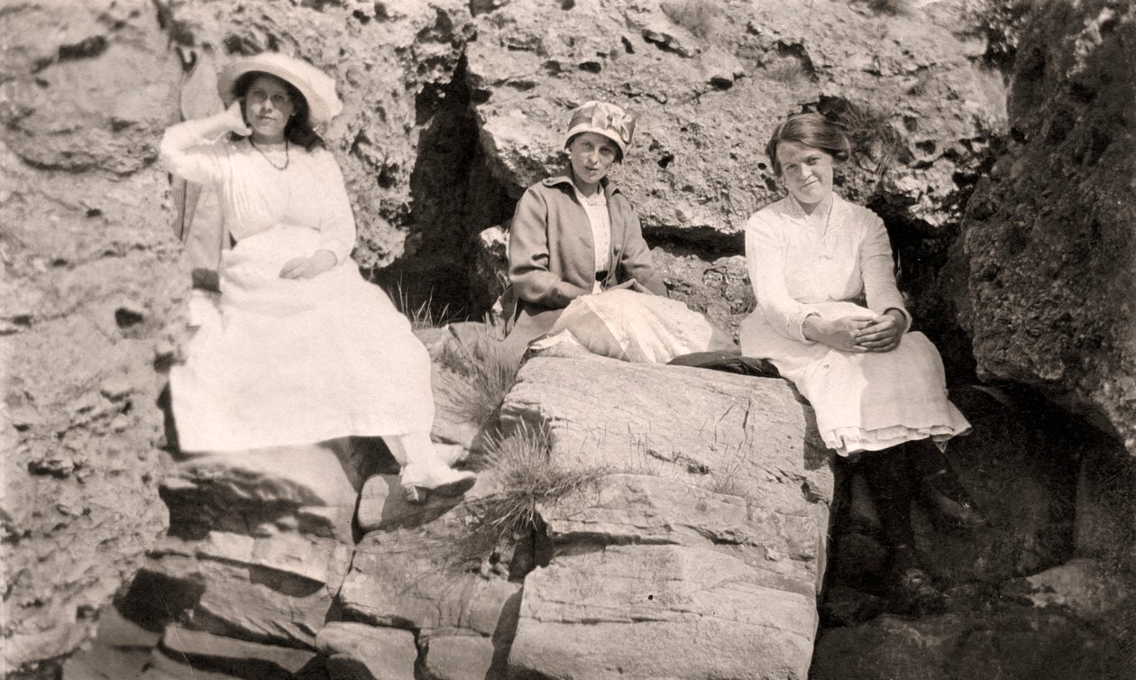 Tre kvinner slapper av på steiner, tidlig på 1900-tallet av Unbekannt