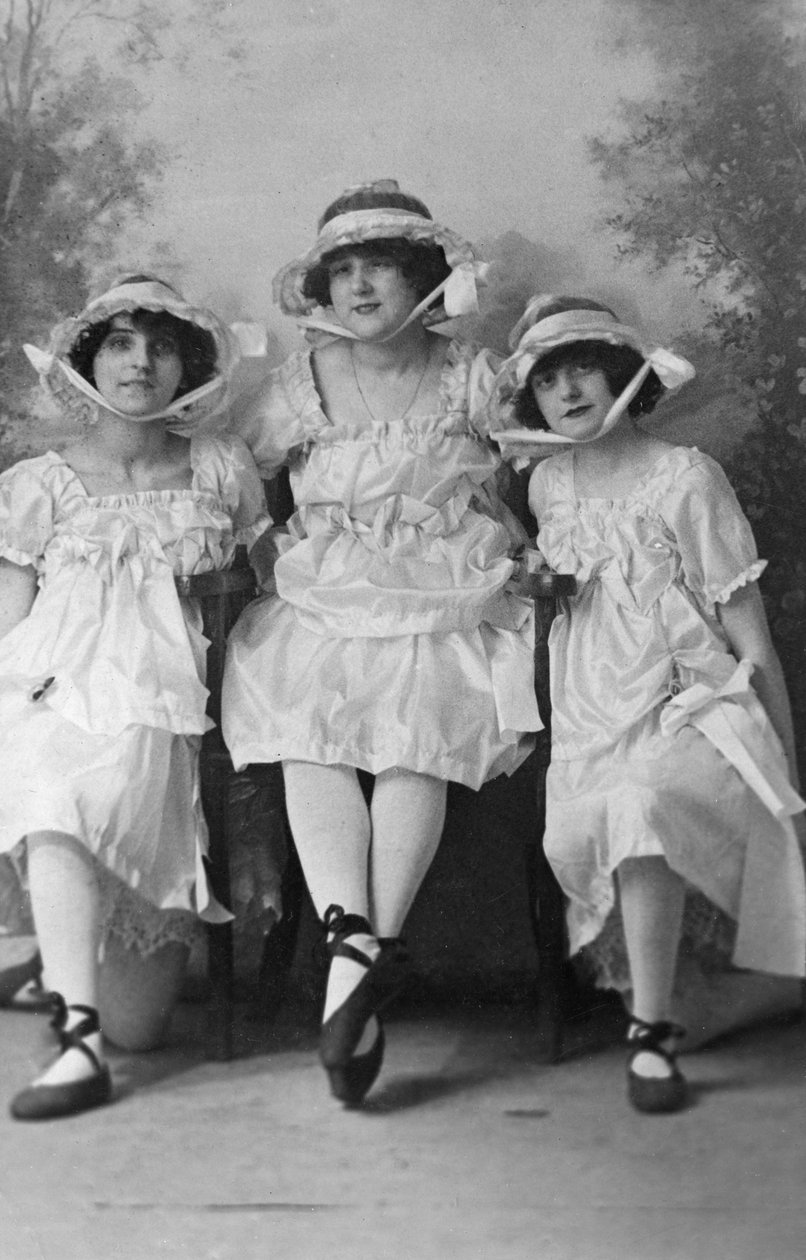 Tre unge kvinner, fotografert i Gales Studios, tidlig på 1900-tallet av Unbekannt