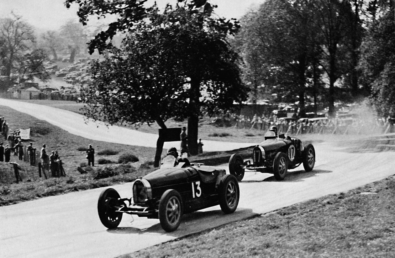 Spennende racing på landsbygda i England: Bugattis at Donington, 1937 av Unbekannt