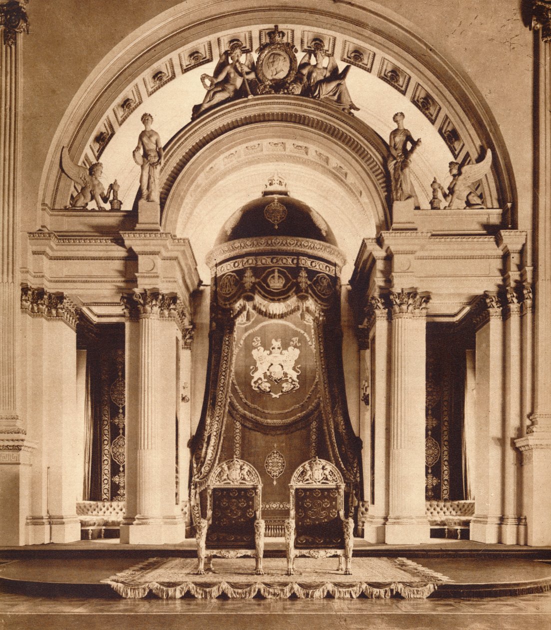 Troner i ballsalen i Buckingham Palace, 1935 av Unbekannt