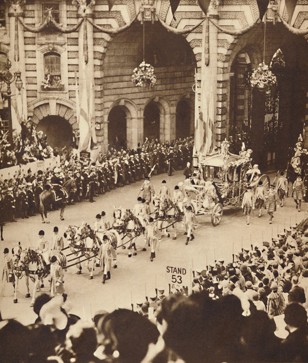 Gjennom admiralitetsbuen, 12. mai 1937 av Unbekannt