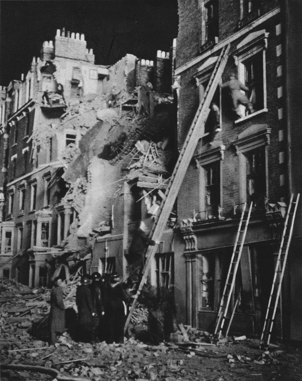 Gjennom den lange natten redningsmennene på jobb, leter, hjelper til i sikkerhet, 1941 1942 av Unbekannt