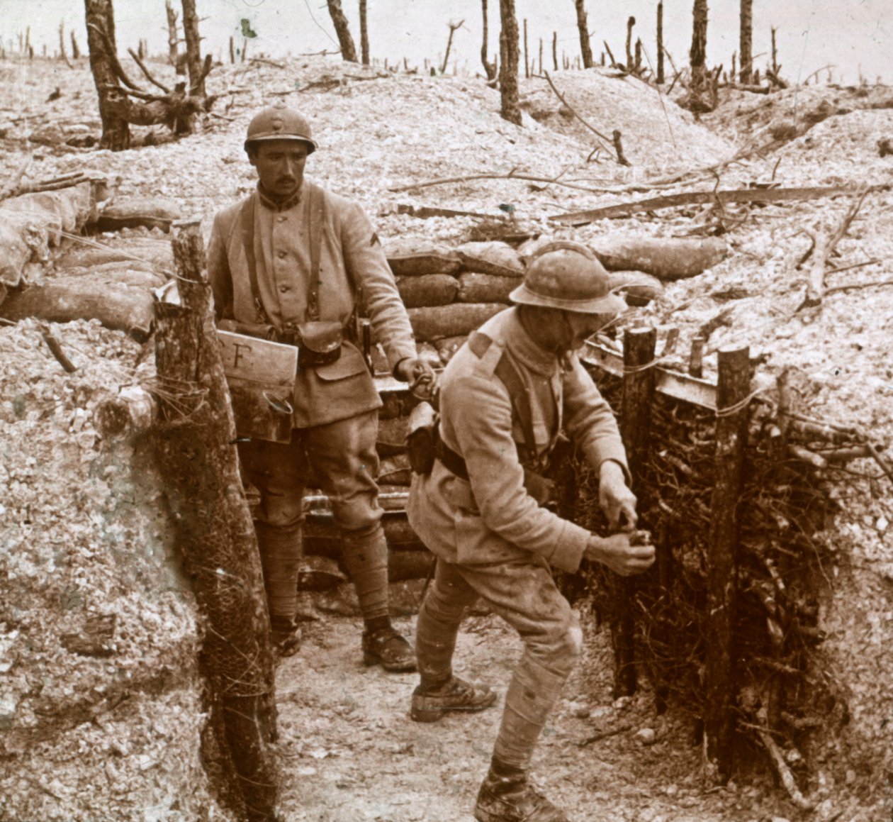 Kaste granater, frontlinje, c1914-c1918 av Unbekannt