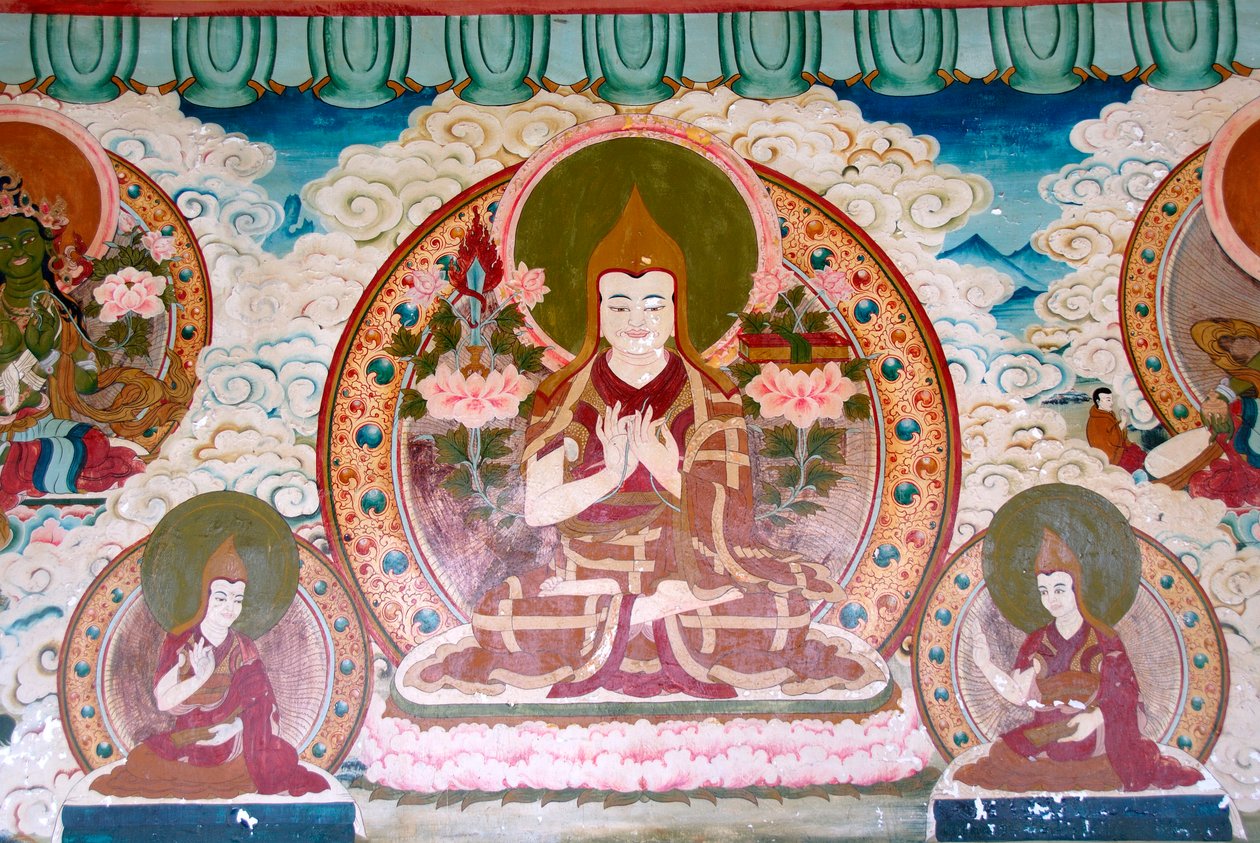 tibetansk buddhisme; veggmaleri; Lama Tsongkharpa; Gelug skole; gule hetter; meditasjon; en rekke håndstillinger; mudras; Yongning; Zhamei tempel; Lugu Hu Lake-området; Yunnan-provinsen; Folkerepublikken Kina; Asia av Unbekannt