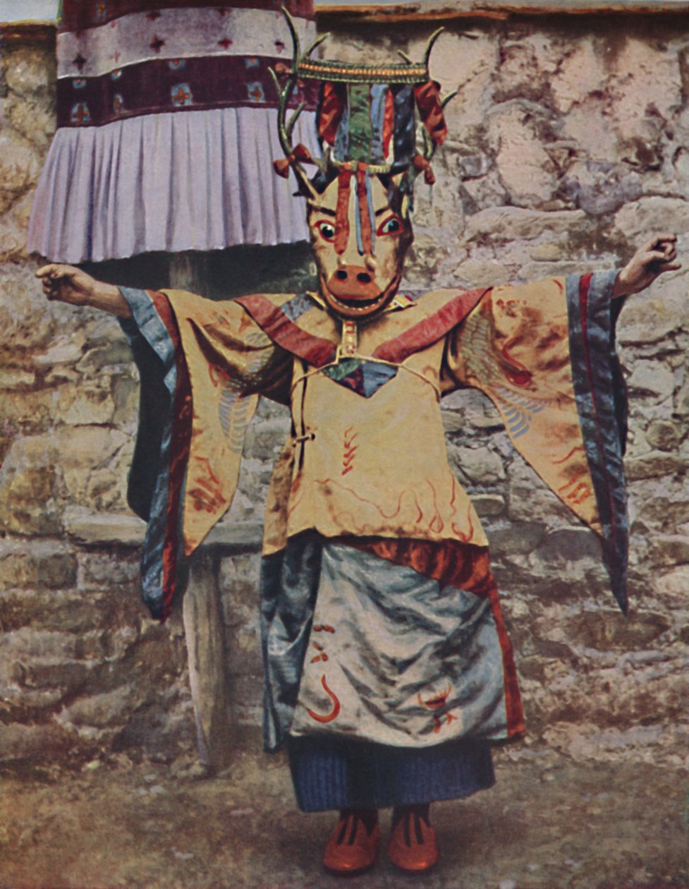Tibetansk lama kledde seg for djeveldansen, c1935 av Unbekannt
