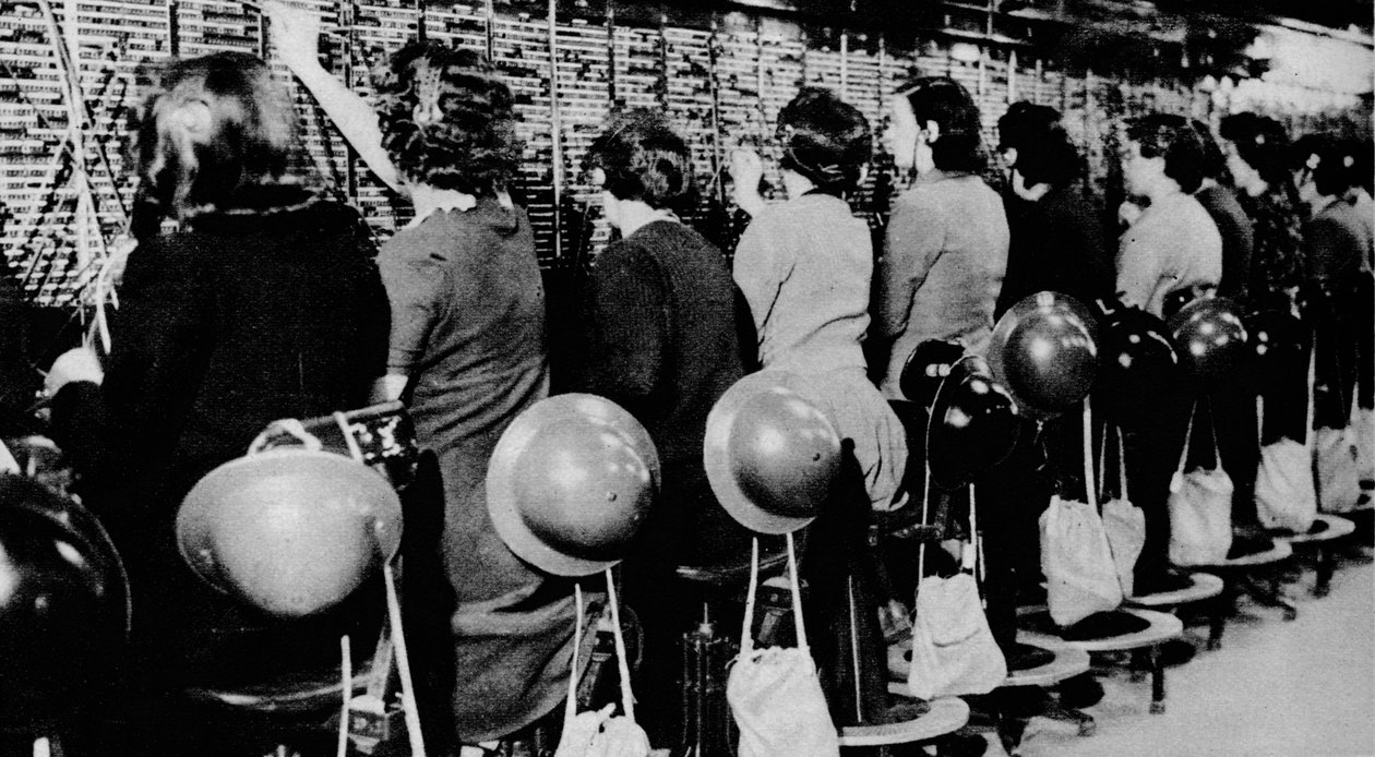 Å sitte der og fortsette som om ingenting skjedde utenfor var ikke lett, 1941 1942 av Unbekannt