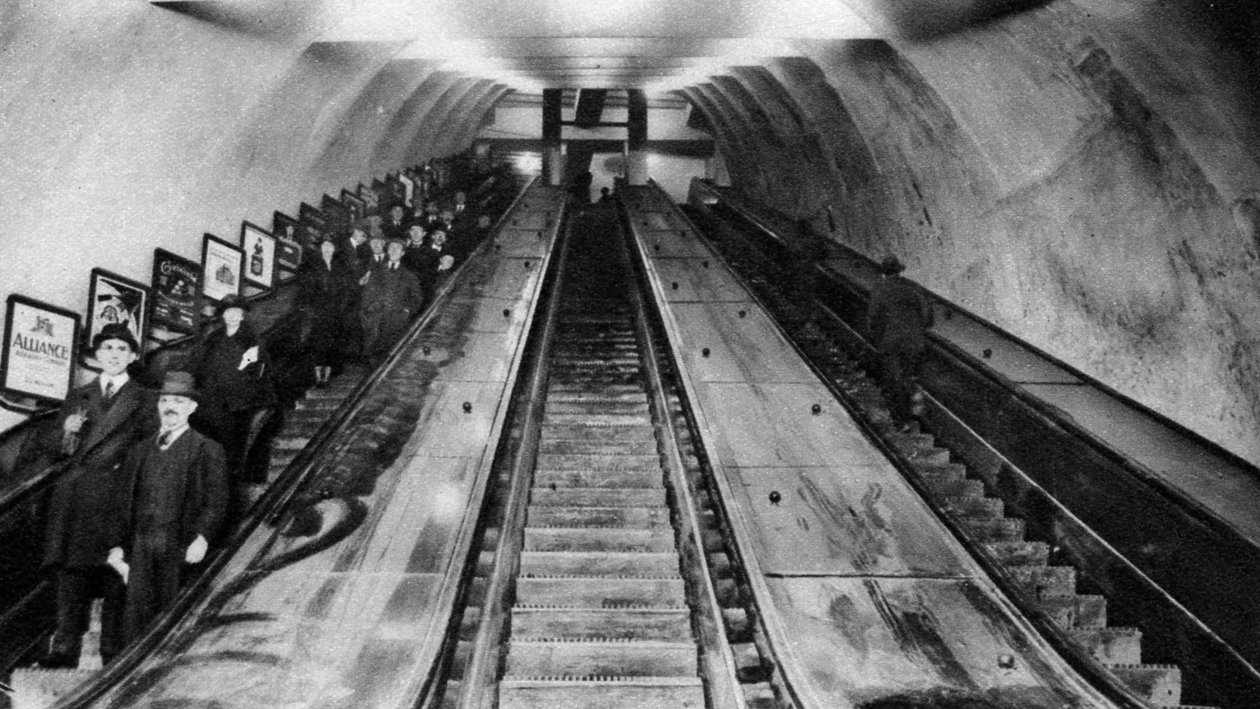Tottenham Court Road t-banestasjon rulletrapper, London, 1926-1927 av Unbekannt