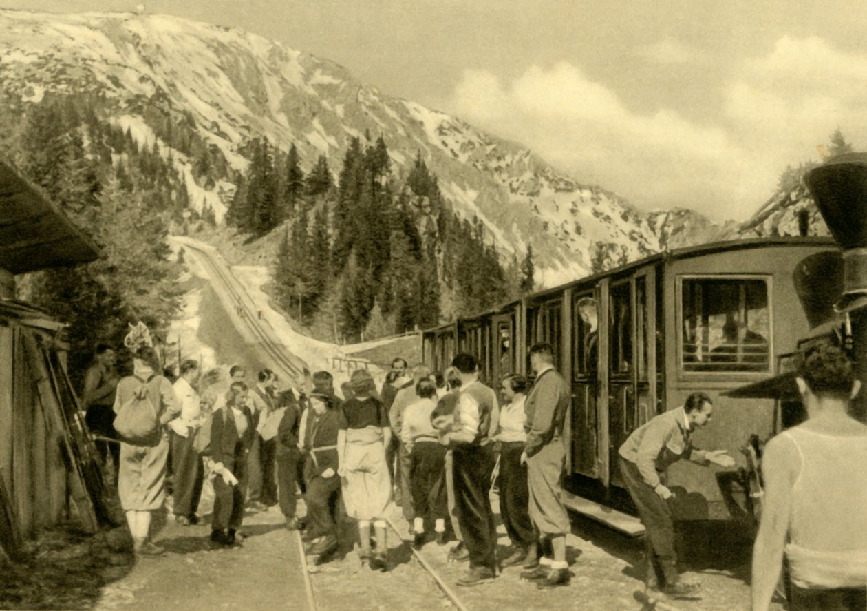 Turister ved Baumgartnerhaus stasjon på Schneeberg Railway, Niederösterreich, c1935. av Unbekannt