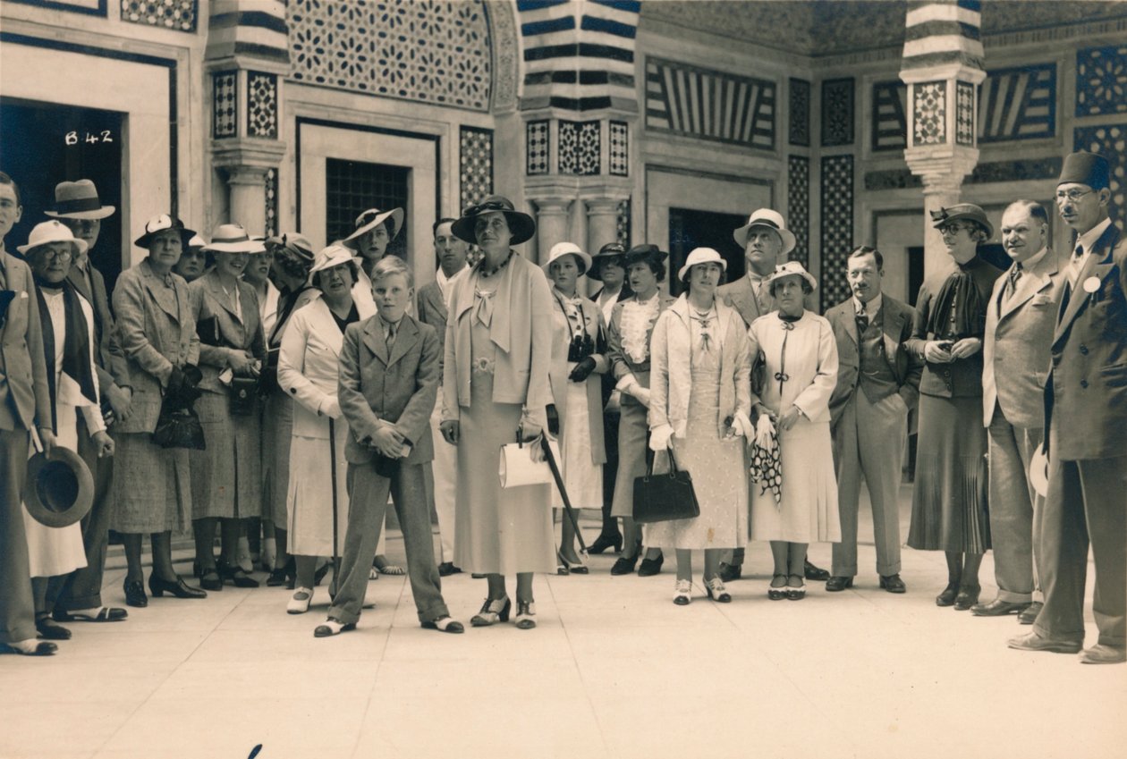 Turister på utflukt fra et cruise, muligens i Sidi Bou Said, Tunisia, 1936 av Unbekannt