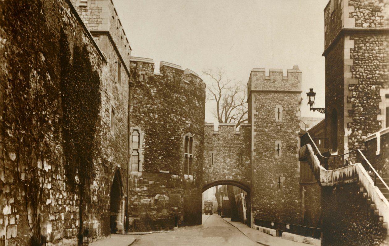 Tower of London...Bloody Tower...St. Thomass Tower og Wakefield Tower, c1910. av Unbekannt