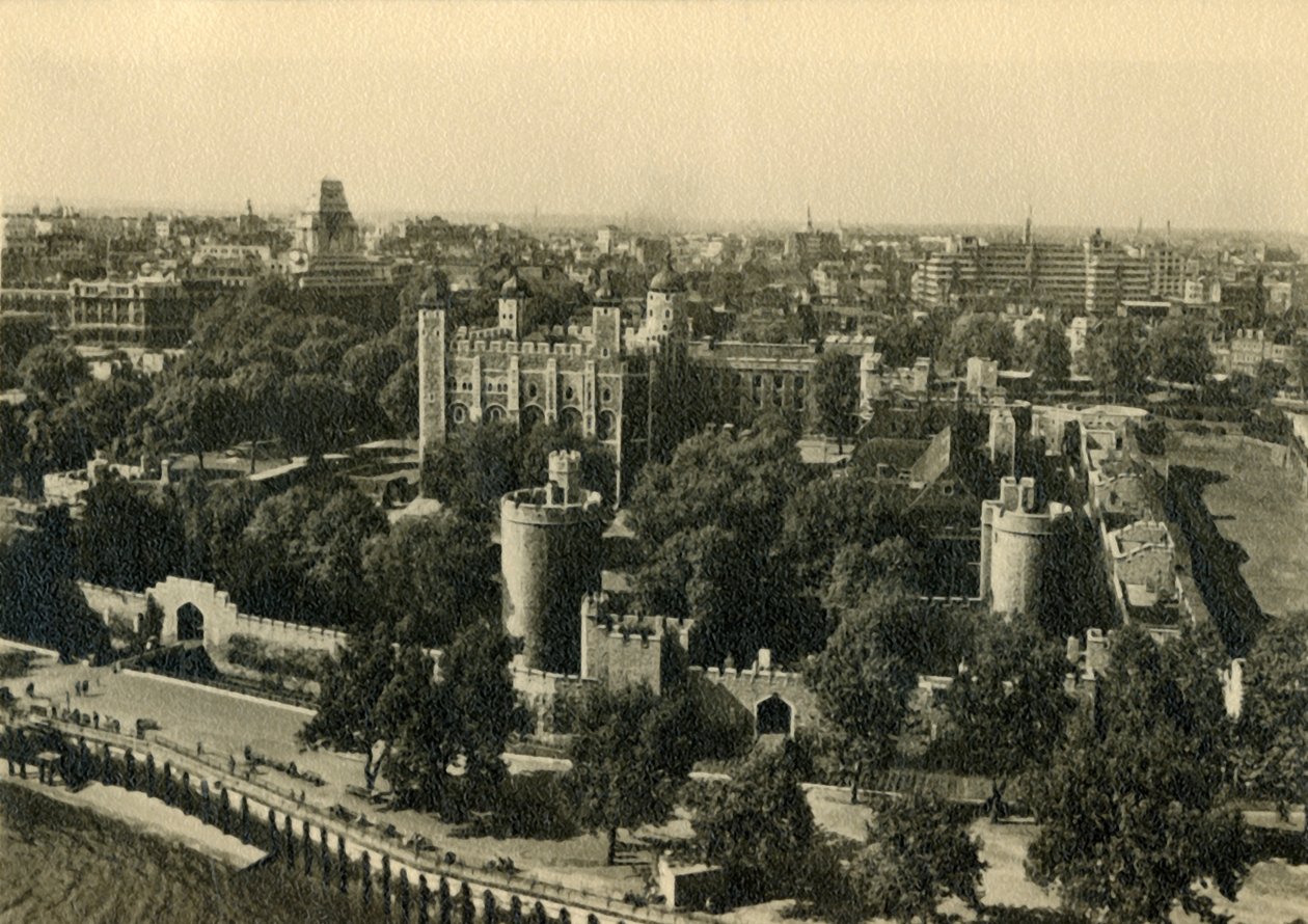 Tower of London. Generell utsikt fra sør, c1920. av Unbekannt