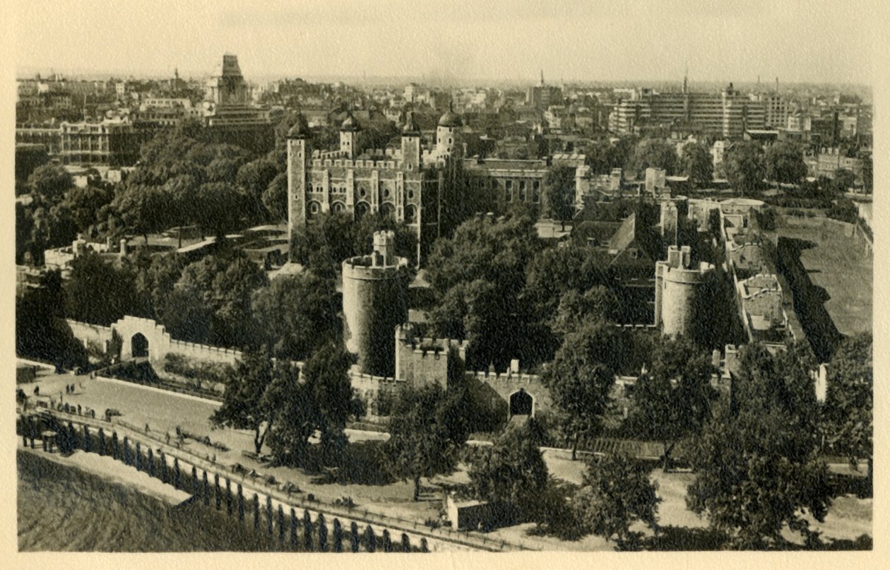 Tower of London. Generelt utsikt fra sør, c1920. av Unbekannt