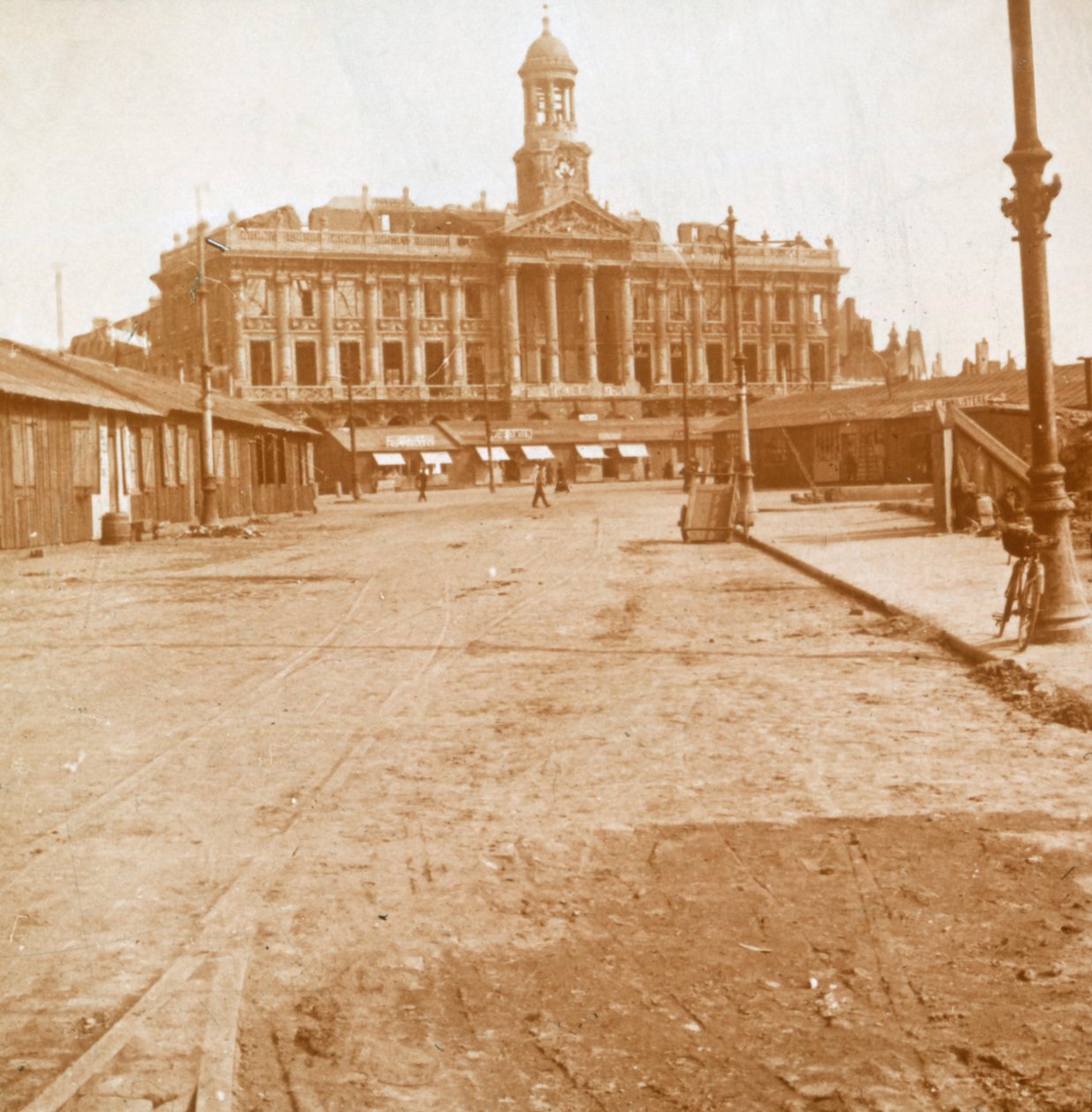Rådhuset og hovedtorget, Cambrai, Nord-Frankrike, c1914-c1918. av Unbekannt