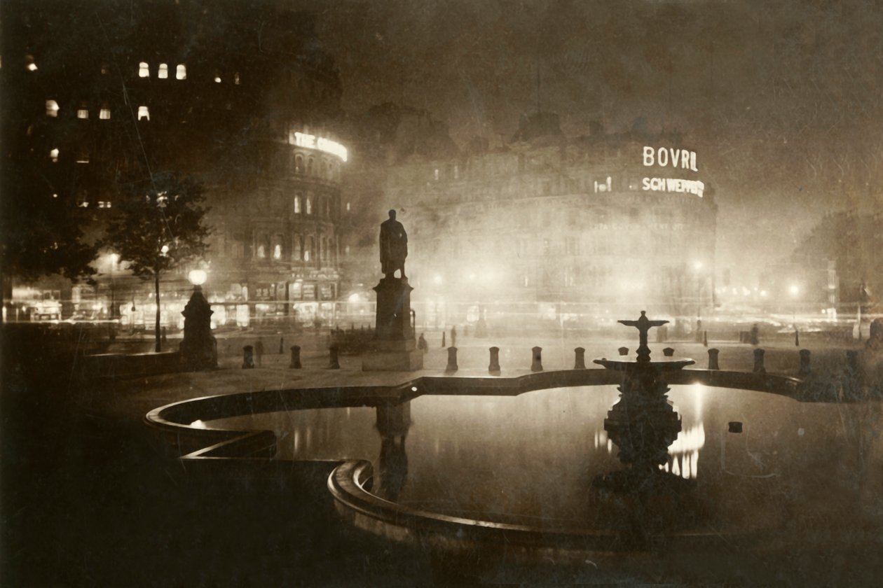 Trafalgar Square. Ser mot Charing Cross. London by Night, 1928. av Unbekannt