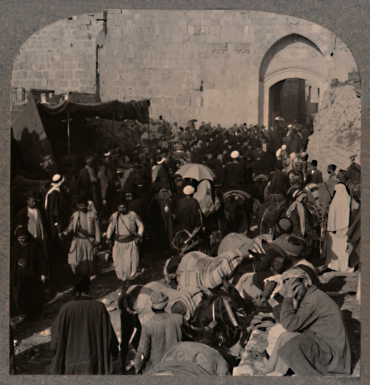 Trafikk ved St. Stephens Gate, Jerusalem, ca 1900 av Unbekannt