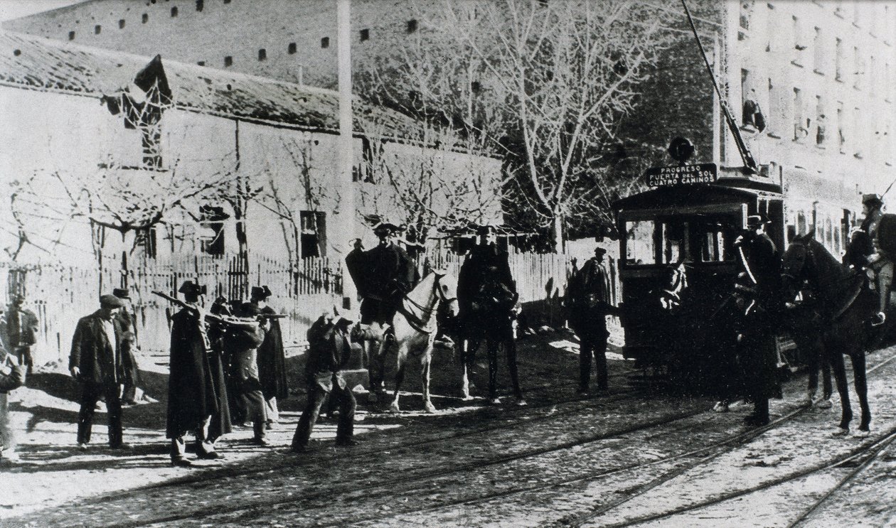Sporveistreik i Madrid, sivilvakten anklager streikende som prøver å stoppe en trikkevei, publisert i magasinet "Nuevo Mundo", desember 1919 (s/hv-bilde) av Unbekannt