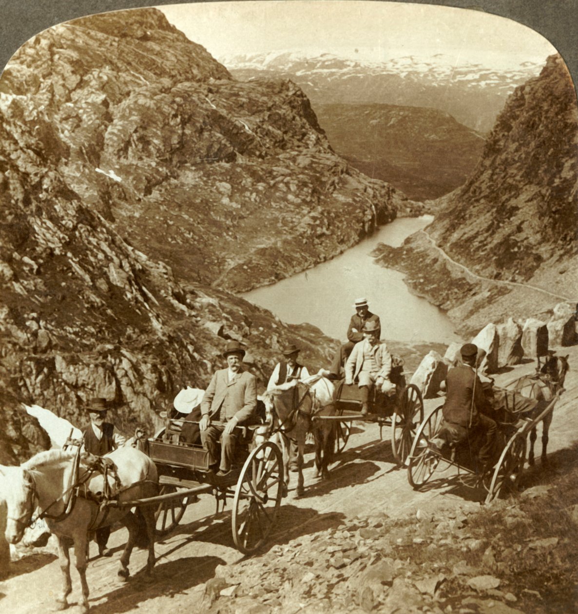 Reisende på fjellvei gjennom den ville ravinen i Seljestad, Norge, c1905. av Unbekannt