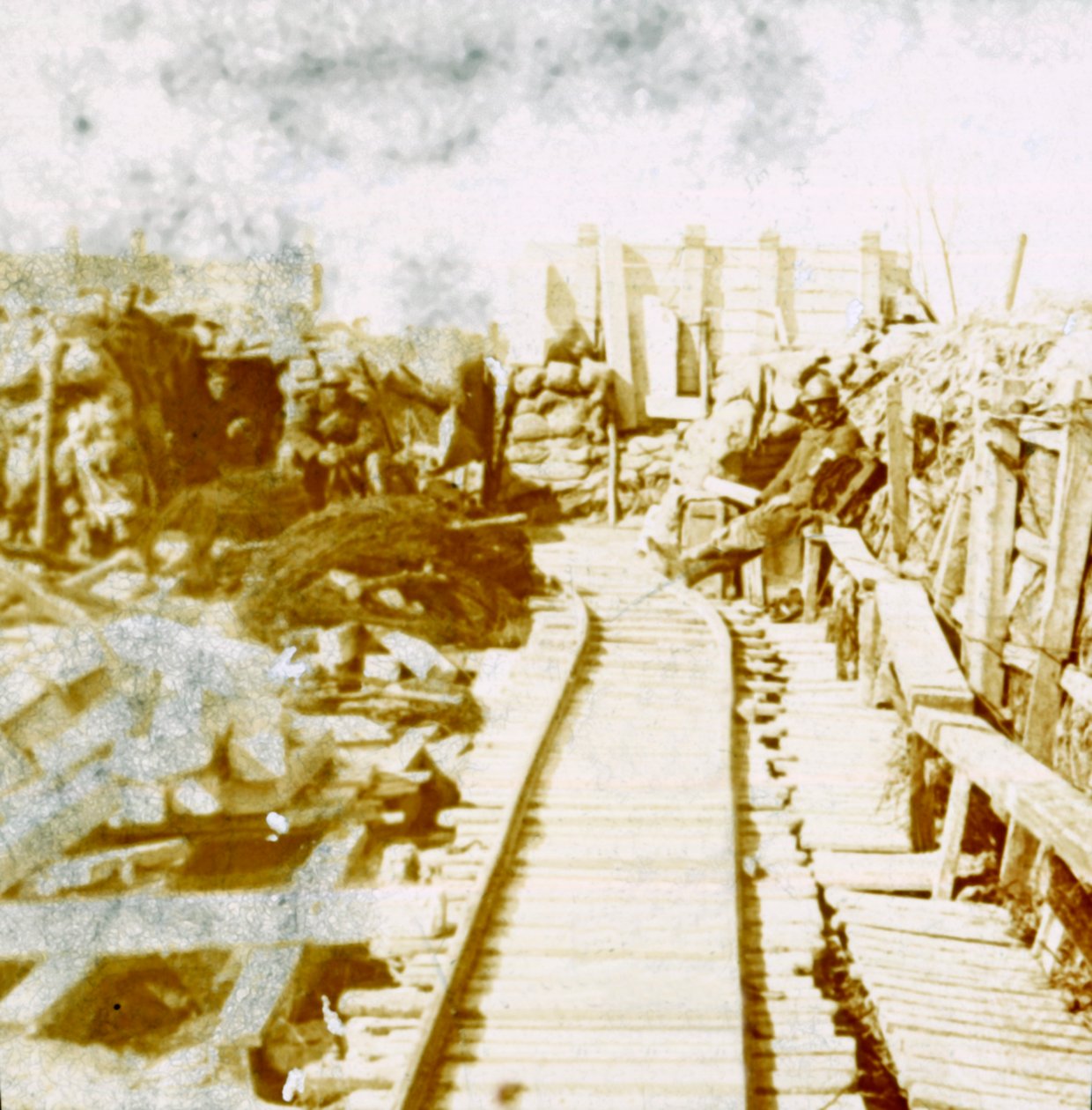 Grøfter og jernbanelinje, Yser sør, Diksmuide, Belgia, c1914-c1918 av Unbekannt