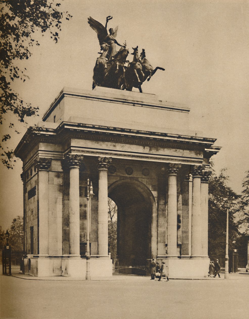 Triumfbuen flyttet fra Hyde Park til Constitution Hill, c1935. av Unbekannt